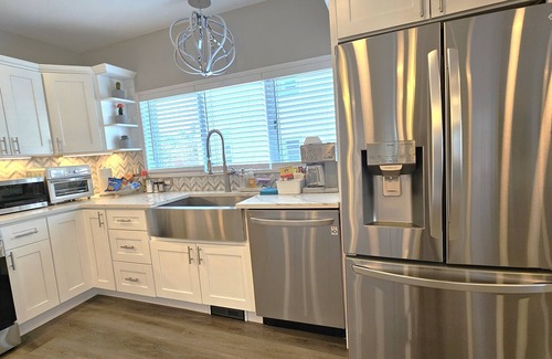 South Medford House | Modern Smart Home with EV charger Near Boston & Harvard, 0.7 miles to MBTA