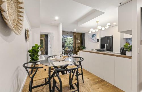 South Brisbane Apartment | Modern South Bank Apt Walk to Dining & Museums