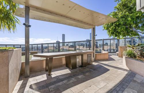 South Brisbane Apartment | Modern South Bank Apt Walk to Dining & Museums