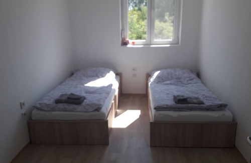Bodrogkeresztur House | Modern, Spacious Home 2 mins from "R' Shayele"