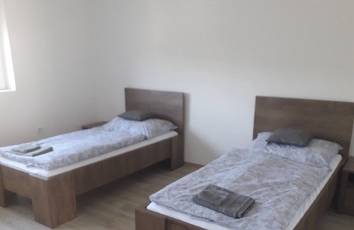 Bodrogkeresztur House | Modern, Spacious Home 2 mins from "R' Shayele"