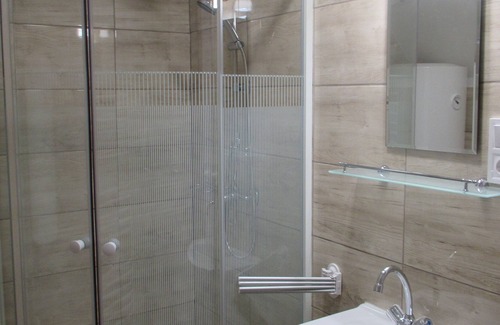 Bodrogkeresztur House | Modern, Spacious Home 2 mins from "R' Shayele"