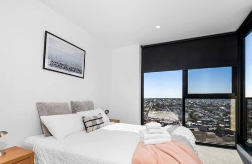 Geelong Apartment | Modern, Spacious 2BR Apartment with Ocean Views