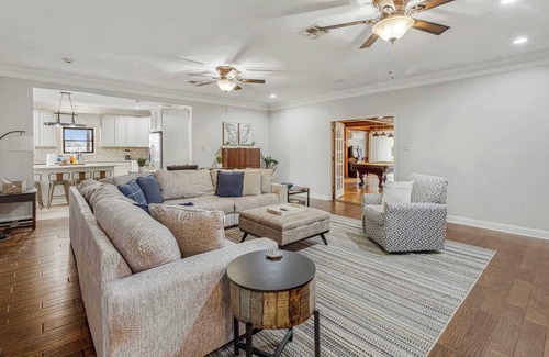 Lake Charles House | Modern Spacious 5 Bedroom Home