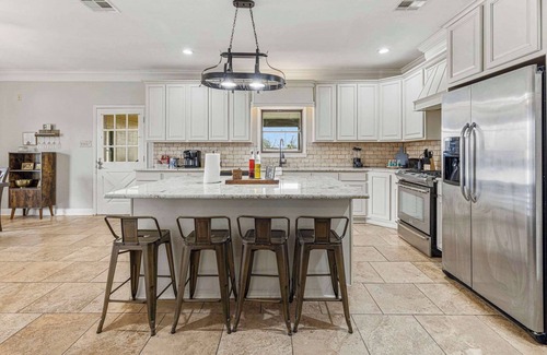 Lake Charles House | Modern Spacious 5 Bedroom Home