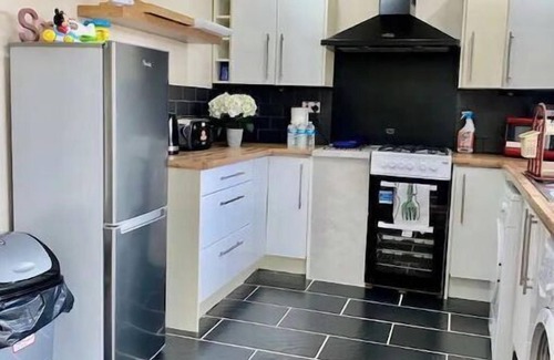 Manchester House | Modern, spacious and comfortable 3 bedroom home.