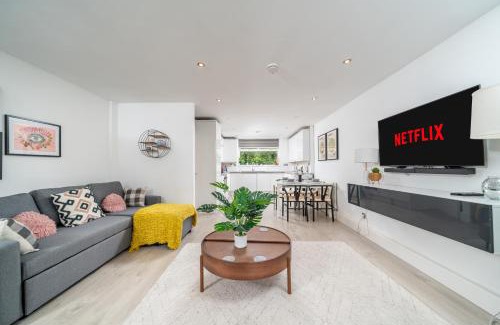 Limehouse Apartment | MODERN & SPACIOUS Canary Wharf Apartment, PRIME CENTRAL LOCATION, BALCONY, Near O2, EXCEL, LONDON CITY AIRPORT & GREENWICH