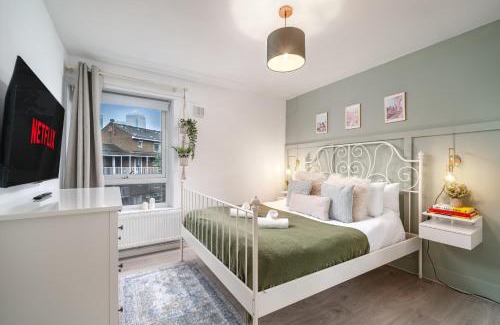 Limehouse Apartment | MODERN & SPACIOUS Canary Wharf Apartment, PRIME CENTRAL LOCATION, BALCONY, Near O2, EXCEL, LONDON CITY AIRPORT & GREENWICH