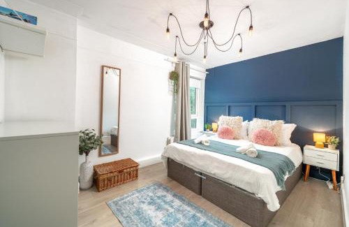 Limehouse Apartment | MODERN & SPACIOUS Canary Wharf Apartment, PRIME CENTRAL LOCATION, BALCONY, Near O2, EXCEL, LONDON CITY AIRPORT & GREENWICH