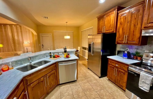 Edmond House | Modern, Spacious, Comfy & Cozy quiet retreat with king size beds for longer stay
