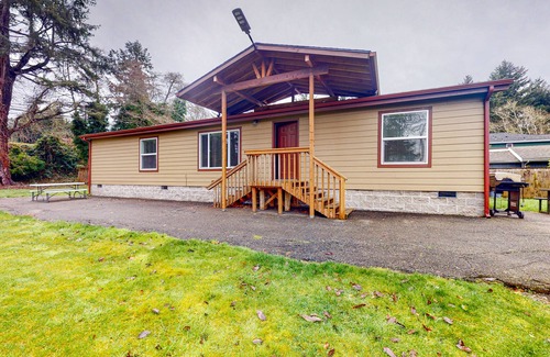 Coos Bay House | Modern, spacious home near the bay with grill, washer/dryer, & large yard