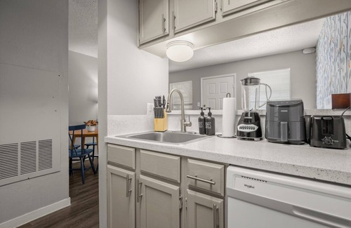 Hancock Apartment | Modern Stay Near Downtown | Fast Wi-Fi+ Parking