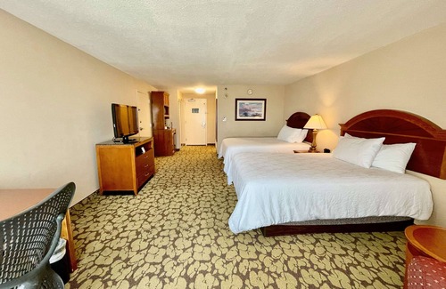 Chinatown Hotel | Modern Stay with Free Breakfast and Outdoor Pool Close to Houston Hotspots