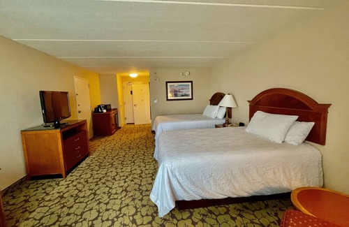 Chinatown Hotel | Modern Stay with Free Breakfast and Outdoor Pool Close to Houston Hotspots