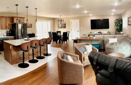 Columbia House | Modern Staycation