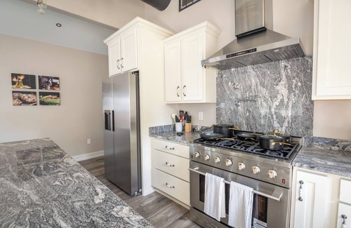 Crestline Heights House | Modern Stretch Home - 3BR/Bathtub/New Build/Grill