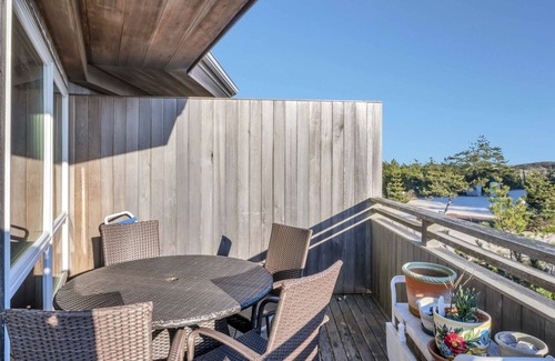 Napeague Apartment | Modern Studio Apt w/Balcony & Pool View | 1 BTH