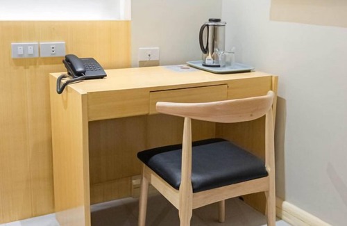 Downtown Tacloban Apartment | Modern Studio at Etsu Hotel near Balyuan Amphitheater