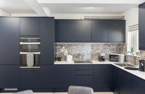 Edgware Apartment | Modern Studio Central Location Private Bathroom and shared Kitchen 2