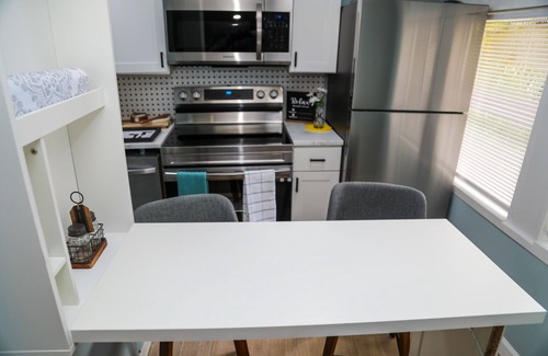 San Marco Cottage | Modern studio cottage with private patio and parking