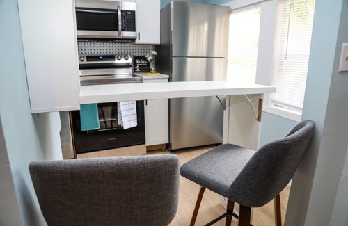 San Marco Cottage | Modern studio cottage with private patio and parking