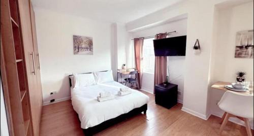 Chelsea Riverside Apartment | Modern Studio in London by Stayfolk, Ideal for Short Stays - Sleeps 2