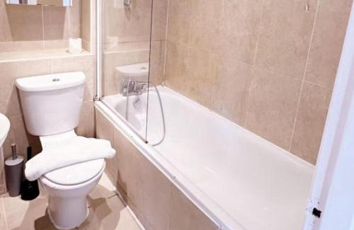 Chelsea Riverside Apartment | Modern Studio in London by Stayfolk, Ideal for Short Stays - Sleeps 2
