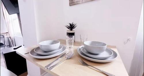 Chelsea Riverside Apartment | Modern Studio in London by Stayfolk, Ideal for Short Stays - Sleeps 2