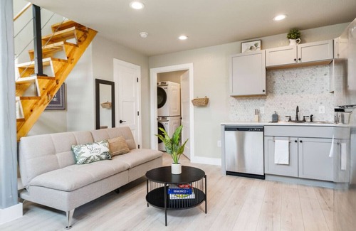 St. Johns House | Modern Studio + Loft & Full Bath | Cozy Stay