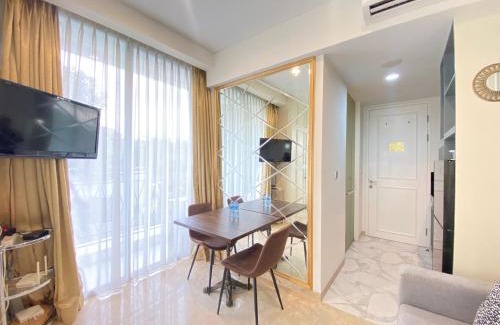Hegarmanah Apartment | Modern Studio Room with Jacuzzi at Art Deco Apartment By Travelio