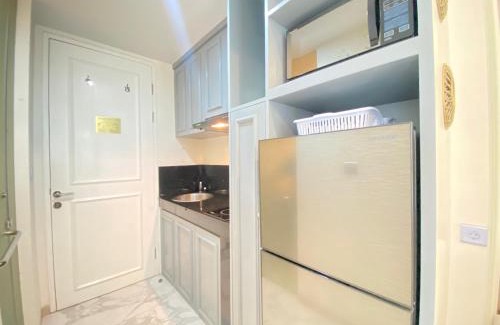 Hegarmanah Apartment | Modern Studio Room with Jacuzzi at Art Deco Apartment By Travelio