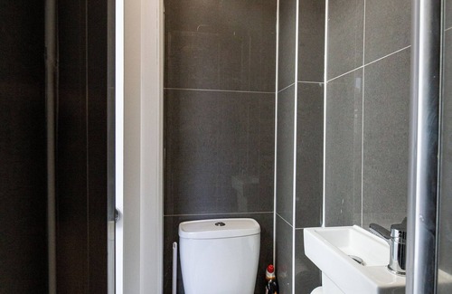 Basildon Apartment | Modern Studio w/private Kitchen, Bathroom & Garden