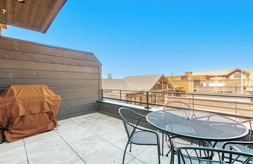 Grand Lake Apartment | Modern studio with huge balcony overlooking main street in Grand Lake
