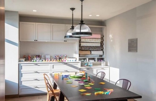 Central-Maverick Square - Paris Street Apartment | Modern Studio | Work Desk + WiFi | Minutes from Logan International | GLS