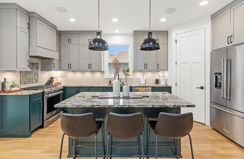 Kenny House | Modern & Stylish 4BR/4BA Getaway in SW Minneapolis!