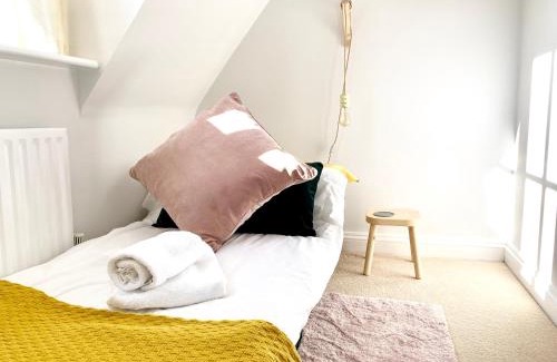 Histon Apartment | Modern Stylish Cambridge Pad (Free Parking)