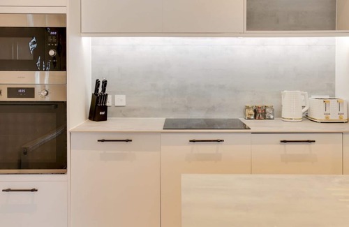 Westcliff-on-Sea Apartment | Modern & Stylish 1BR City Centre Nr Cliffs Pavillion by Luxiety Stays