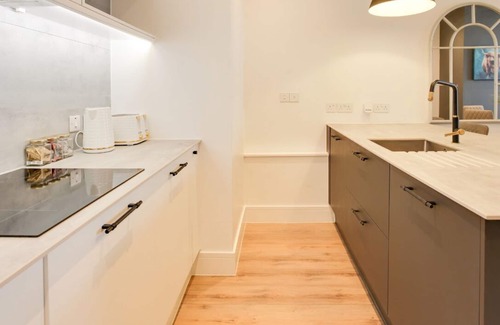 Westcliff-on-Sea Apartment | Modern & Stylish 1BR City Centre Nr Cliffs Pavillion by Luxiety Stays