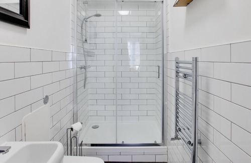 Southend-on-Sea Apartment | Modern & Stylish Studio City Centre Nr High Street by Luxiety Stays
