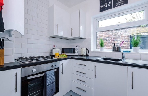 Salford House | Modern & Stylish house | FREE parking/city centre