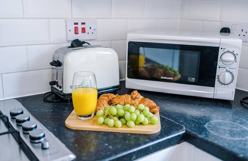 Salford House | Modern & Stylish house | FREE parking/city centre
