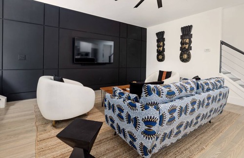 Rolesville House | Modern Suburban Ulo Away From Ulo - 6 Bedroom/5 Bathroom Property