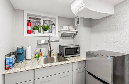 Speer Apartment | Modern Suite in Denver’s Art District I Walkable