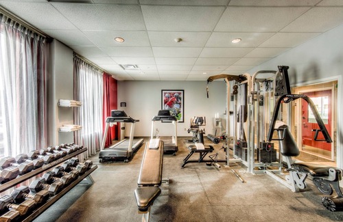 Columbus Apartment | Modern Suite Only 1 Mile from The Ohio State University | Business Center + Heated Indoor Pool