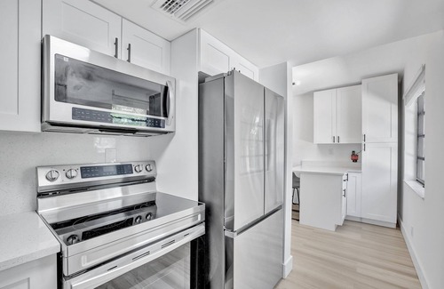 Tarpon River House | Modern Sunny Retreat, Close to Downtown