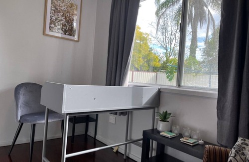 Kallangur House | Modern than 3 bedroom house with office space in the center of Kallangur