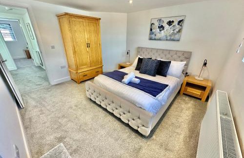 Christchurch House | Modern Three Bedroom Home with Hot Tub and Garden - Christchurch Location - Sleeps 7
