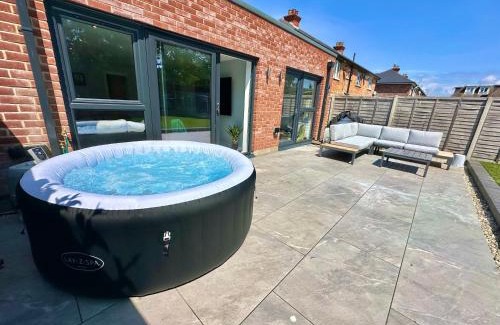 Christchurch House | Modern Three Bedroom Home with Hot Tub and Garden - Christchurch Location - Sleeps 7