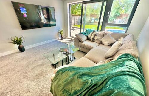 Christchurch House | Modern Three Bedroom Home with Hot Tub and Garden - Christchurch Location - Sleeps 7