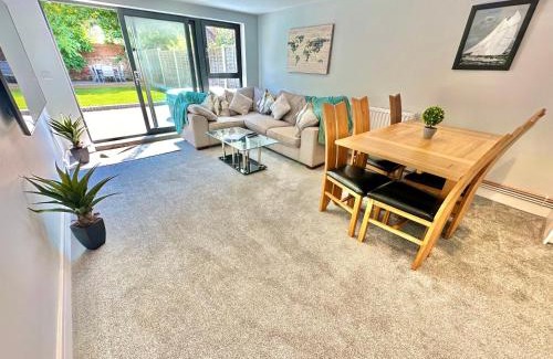 Christchurch House | Modern Three Bedroom Home with Hot Tub and Garden - Christchurch Location - Sleeps 7